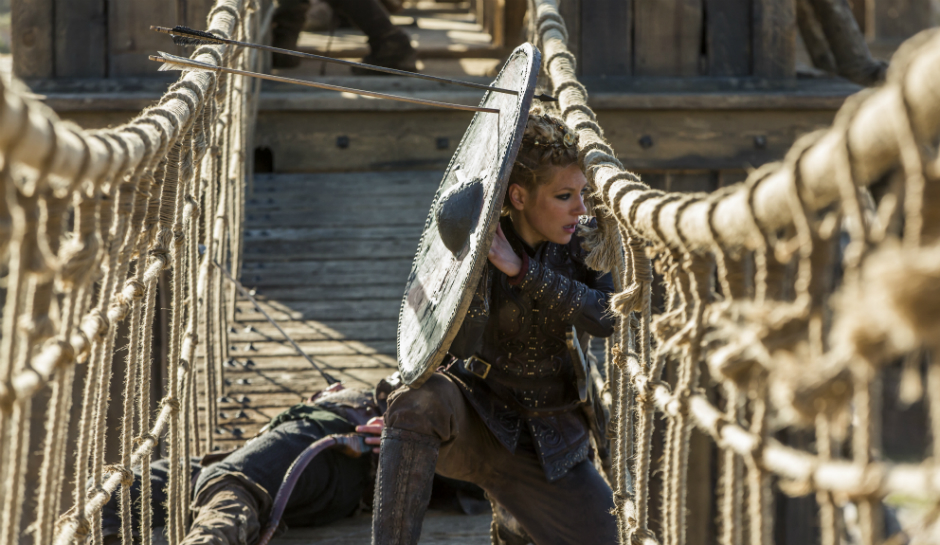 Historys-Vikings-Season-4-Part-2-Episode-19-On-The-Eve-Lagertha-with-shield-on-a-bridge